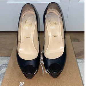 Christian Louboutin Palais Royal Peep-Toe Pumps size 8.5